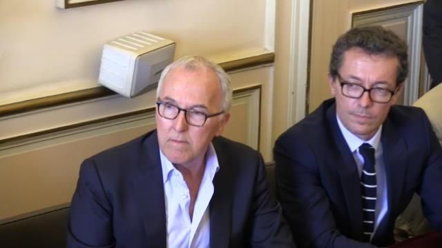 OM : McCourt tape du poing sur la table