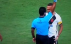 Luis Fabiano prend un carton rouge suite à une simulation de l'arbitre