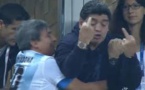 Diego Maradona qui se repoudre le nez